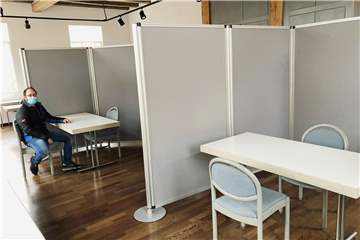 Hier im Wiegboldsaal kommt es an drei Freitagen zum Piks: Dort sind zwei Impfkabinen aufgebaut. Hausärzte aus Südlohn und Oeding werden das Personal aus den örtlichen Schulen und Kitas dort mit AstraZeneca impfen.