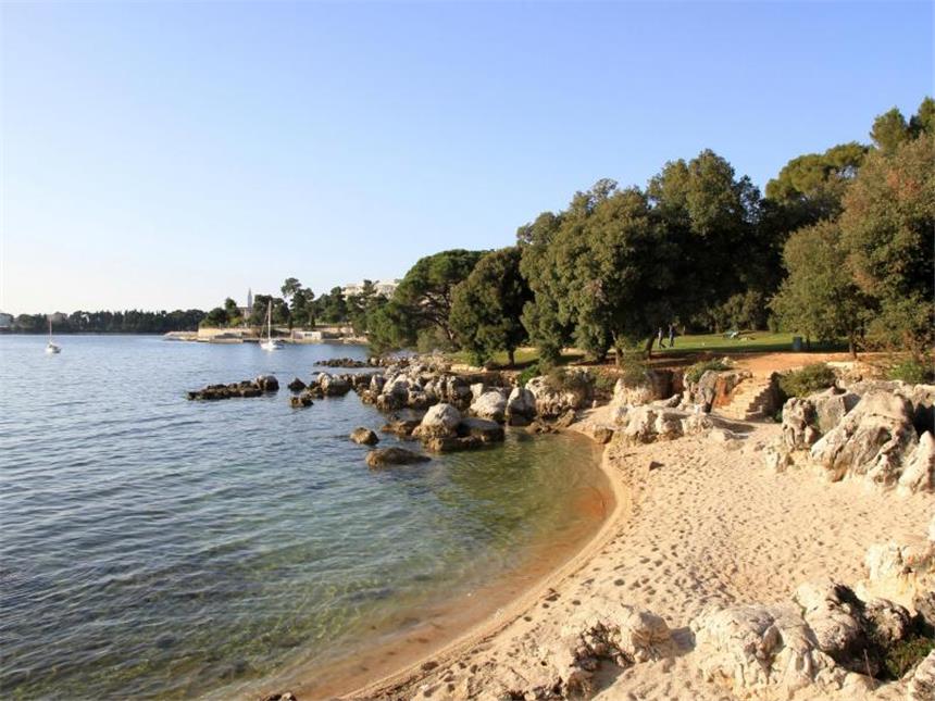 Mit Jules Vernes «Mathias Sandorf» durch Triest und Istrien Hier irgendwo am Strand von Rovinj entwischte Sandorf den österreichischen Schergen. Foto: Michael Juhran