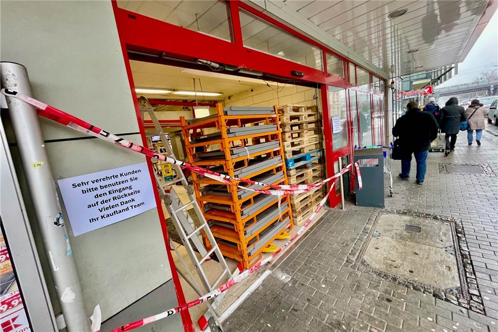 Kaufland-Unfall: „Zu normalen Einkaufszeiten hätte es Tote gegeben“ Auto rast in Kaufland Aplerbeck, 3. Dezember 2022