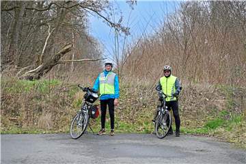 Hier ist das Ende der König-Ludwig-Trasse: Aloys Eichenauer (li., 74) aus Ickern und Detlef Raabe (64) aus Waltrop wünschen sich, dass die Trasse endlich ausgebaut wird.