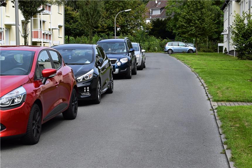 Plötzlich Parkverbot Hier ist das Parken weder auf dem Gehweg noch auf der Straße erlaubt. Viele Anwohner ignorieren das Verbot. Foto: Falko Bastos