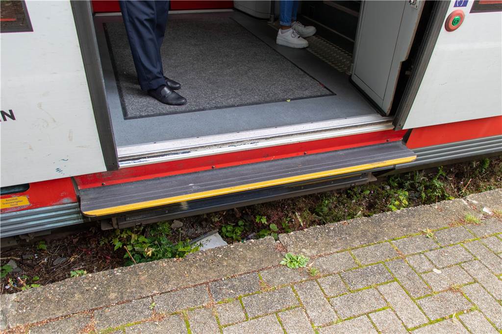 Rollstuhlfahrer stehen gelassen – Bahnpersonal darf nicht helfen Hier ist der Höhenunterschied zwischen Bahn und Bahnsteig auf dem Bahnhof in Legen deutlich zu sehen.