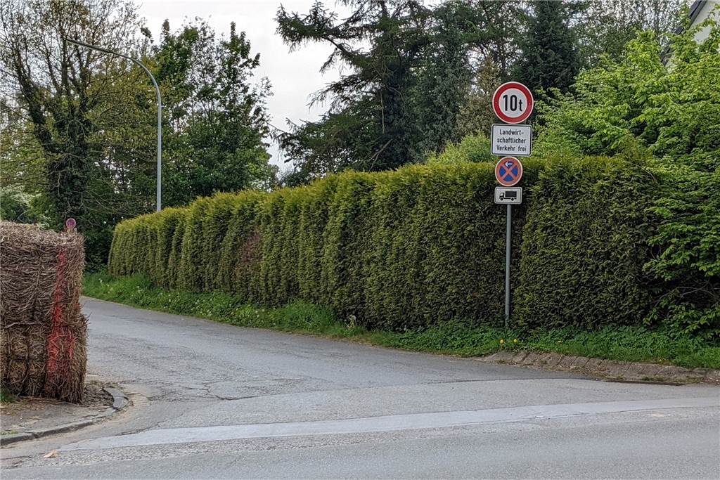 Ecosoil schafft Fakten: Unternehmen ist an Castrop-Rauxeler Stadtgrenze gezogen Hier ist die Einfahrt in die Bövinghauser Straße ohne Laster zu sehen. Das Schild an der Zufahrt ist eigentlich nicht zu übersehen.