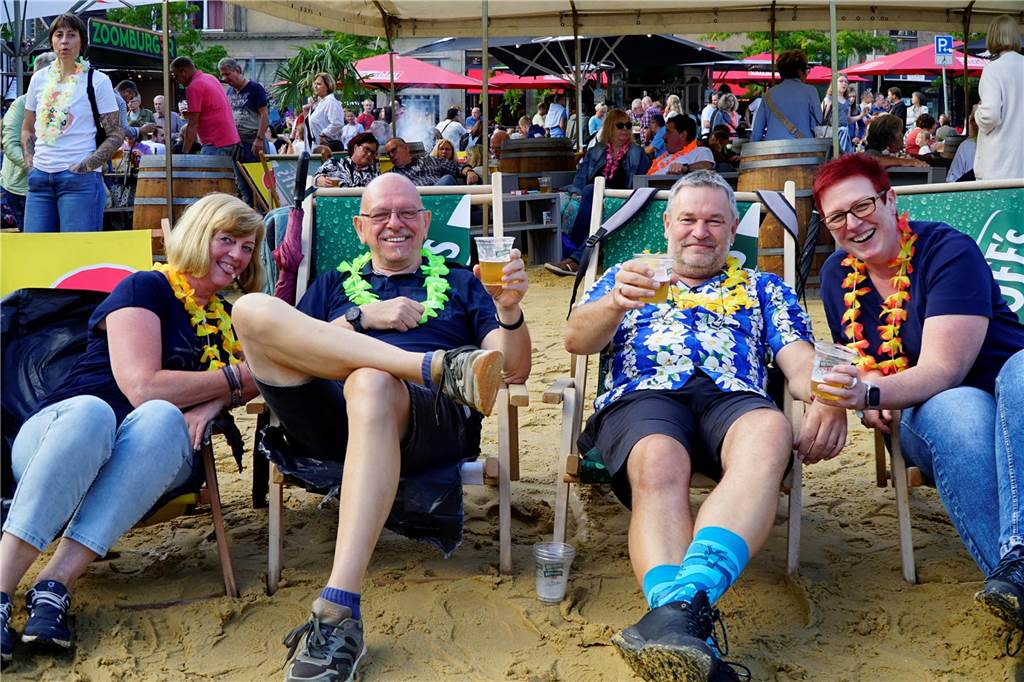 Hier ist die Urlaubsstimmung angekommen: Quasi von den Socken bis zum Hemd. Die Blumenketten durften natürlich bei keinem "echten Urlauber" fehlen