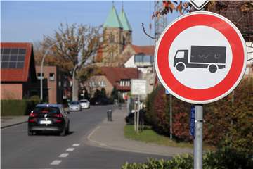 Hier ist Ende: LKW-Fahrer dürfen nur 40 Meter weit in die Kirchstraße reinfahren. Das war bislang an der Bundesstraße nicht ausgeschildert.