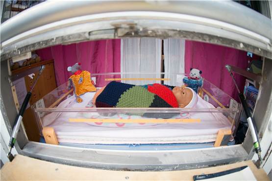 Verzweifelte Mutter gibt ihr Kind in die Babyklappe am Krankenhaus