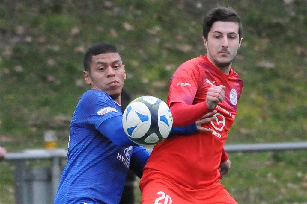 Holzwickeder SC rüstet weiter auf: Neuzugang ist bei Dortmunder Landesligisten gesetzt Hier ist Fabian Vargues Martins (r.) im Zweikampf mit einem Spieler von Wacker Obercastrop.