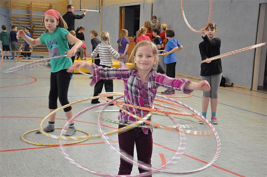 Grundschüler bereiten sich auf große Zirkusshow vor Hier ist Geschicklichkeit gefragt: Einige Grundschüler zeigen eine Hulla-Hoop-Choreografie bei der großen Zirkusvorstellung.