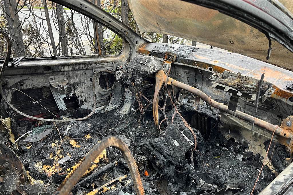 Feuerwerksbatterie setzt Hecke in Brand: Feuer zerstört Auto Hier ist nichts mehr zu retten: Der Innenraum von Vivien Söthes Auto ist in der Silvesternacht durch einen Brand komplett zerstört worden.