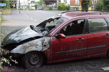 Hier ist wohl zurecht von einem Totalschaden die Rede: Das Auto ist ausgebrannt. 