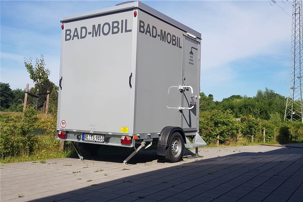 Parkhotel an der Emscher im Test: Ist das Kunst oder kann man da schlafen? Das Badmobil bzw. der Waschwagen auf Hof Emscher-Auen, Castrop-Rauxel in der Nähe der Stadtgrenze zu Dortmund (Stadtteile Ickern/Mengede).
