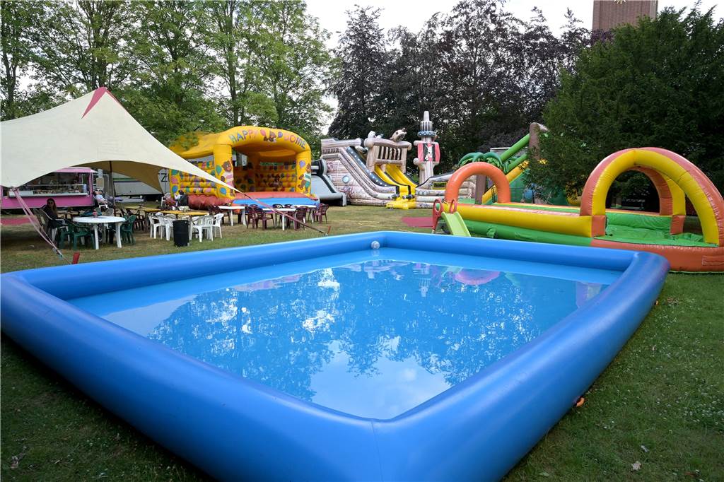 Elf aufblasbare Spielgeräte: Kinder testen Hüpfburgen an der Kreisstraße Hier können sich die Kinder auspowern und die Erwachsenen im Schatten zusehen. Hüpfen ist allerdings auch für Erwachsene erlaubt.
