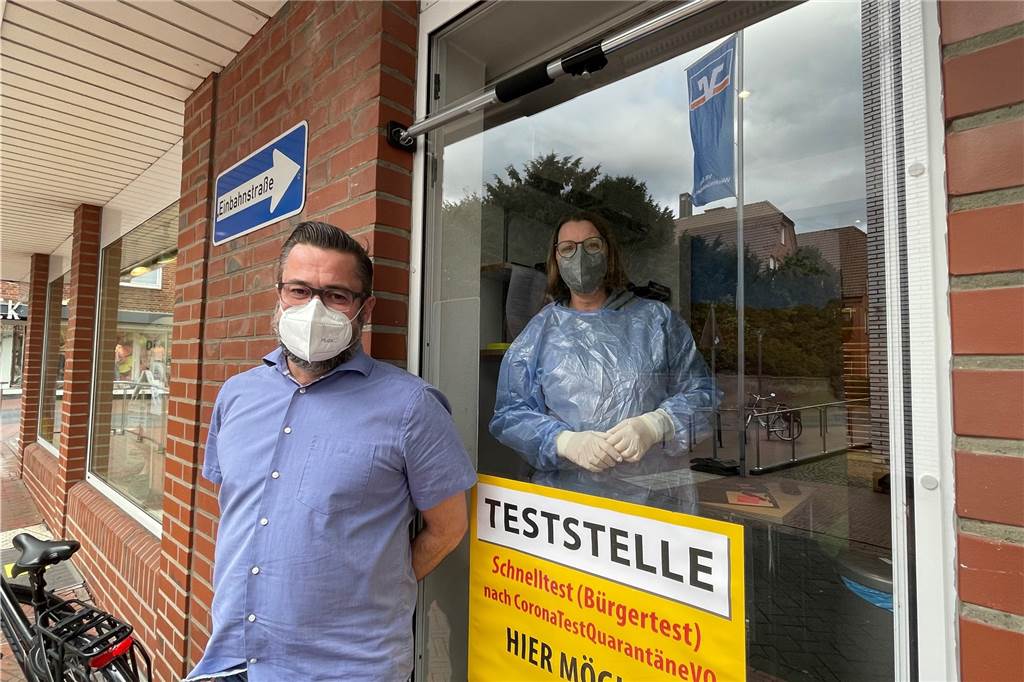 Apotheker Jürgen Beimesche setzt auf eine Corona-Test-Innovation Hier können sie die Menschen an Außenseite der Sonnen-Apotheke in Stadtlohn testen lassen. Eine Anmeldung dafür kann telefonisch erfolgen.