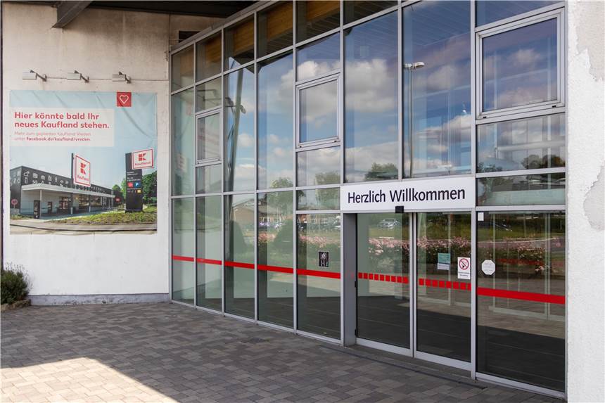 Kaufland will weiterhin für möglichen Neubau vor Gericht ziehen „Hier könnte bald Ihr neues Kaufland stehen“, verspricht die Werbung am ehemaligen Baywa-Gelände seit Jahren. Das Unternehmen möchte seine Baupläne jetzt auch vor Gericht durchsetzen.