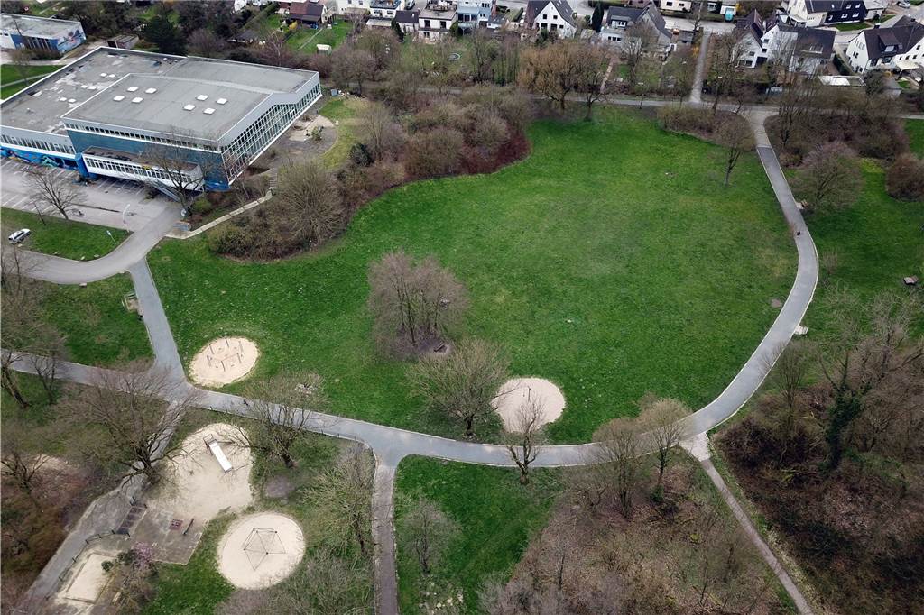 Kravanja macht Hoffnung auf Super-Spielplatz am Hallenbad Hier könnte ein Eine-Million-Euro-Spielplatz entstehen: auf der Grünfläche hinter dem Hallenbad.