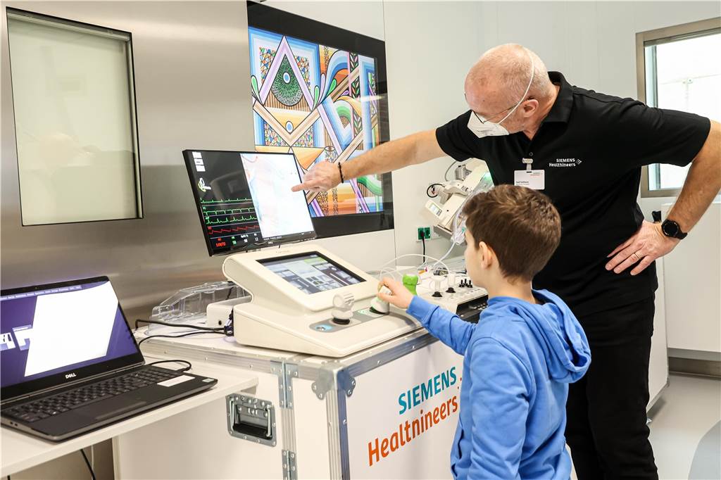 Hier konnten sie sich den gerade fertiggestellten Kardiologie-Neubau und die darin enthalten medizinischen Geräte ansehen.