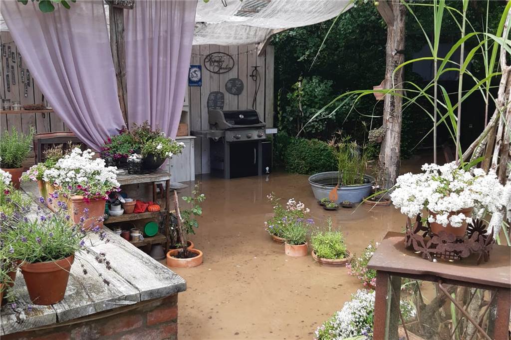 Unwetter-Schock im Urlaub: Am Ostseestrand, als das Zuhause absoff Hier lässt es sich sonst gemütlich sitzen, am Sonntag ist der Garten von Wasser und Schlamm überschwemmt worden.