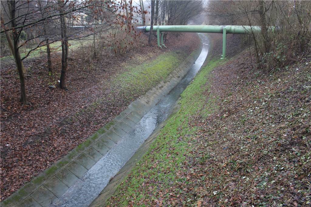 Radweg in Dortmund seit mehr als zwei Jahren gesperrt: Freigabe verzögert sich Hier lagen die Betonsohlschalen noch im Flussbett.