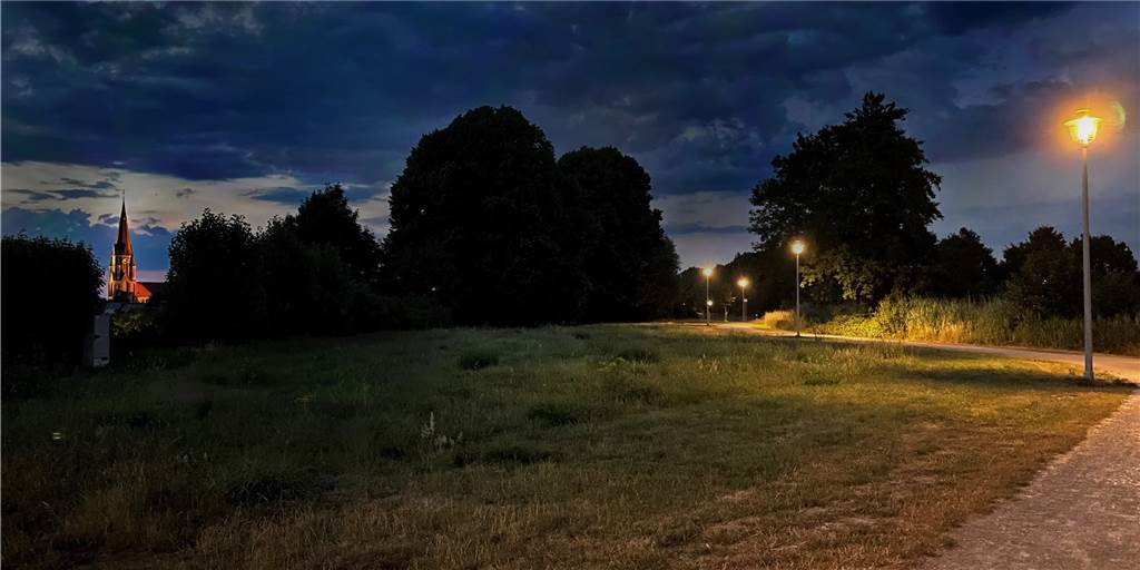 Hallenbad wird kälter, Lichter bleiben aus: Olfen reagiert auf Energiekrise Hier leuchten die Joggingstrecke an der Alten Fahrt und die Kirche St. Vitus noch: Um Energie zu sparen, soll die Beleuchtung in Olfen teilweise reduziert werden.