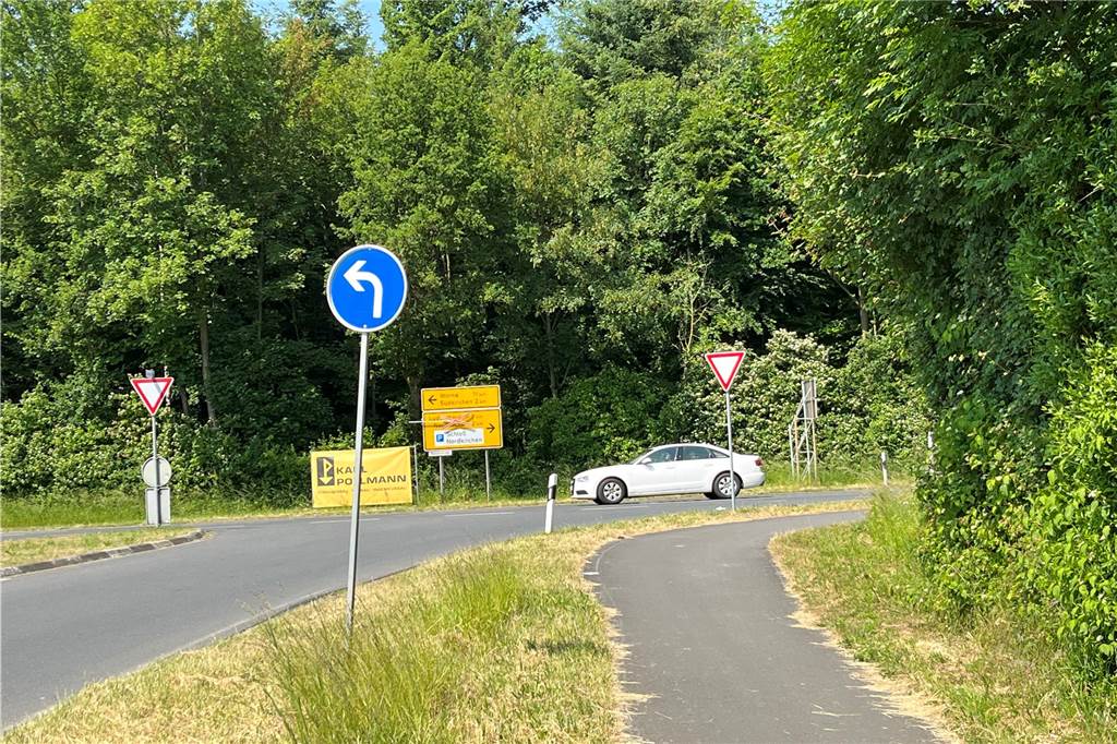 Sanierung der Münsterstraße: Autos nutzen einzige Abkürzung Hier links abbiegen: Mittlerweile stimmt das Schild, was die Autofahrer aber nicht alle wissen.