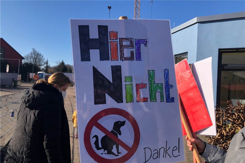 Kindergarten-Kinder wehren sich mit Plakaten gegen eklige Haufen "Hier nicht" meinen Kinder und Erzieherinnen des Kindergartens an der Wittichstraße - und meinen Hundekot vor ihrer Einrichtung