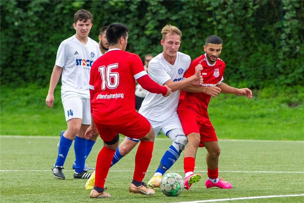 Debüt gegen Ex-Klub RW Dorsten: Ex-Flaesheimer verstärkt den SV Lippramsdorf Alican Özer (r.) bei einem Spiel von Concordia Flaesheim II gegen den ETuS Haltern II im Zweikampf um den Ball
