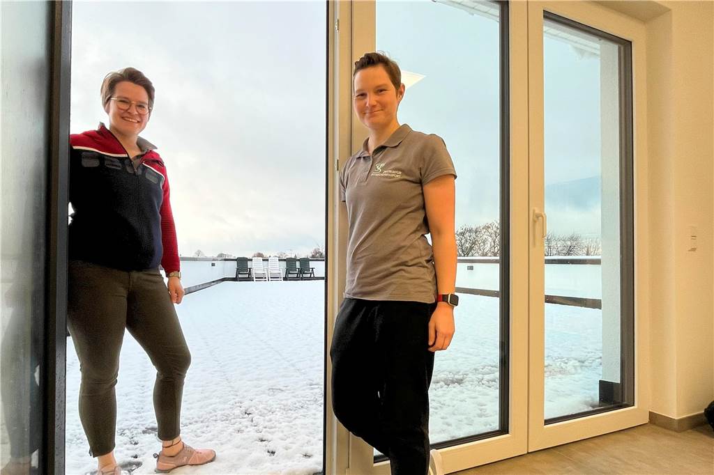 Physiotherapie-Praxis ist in Neubau umgezogen Stefanie Schiermann und Jessica Mühlenkamp auf der Dachterrasse der Physio-Praxis.