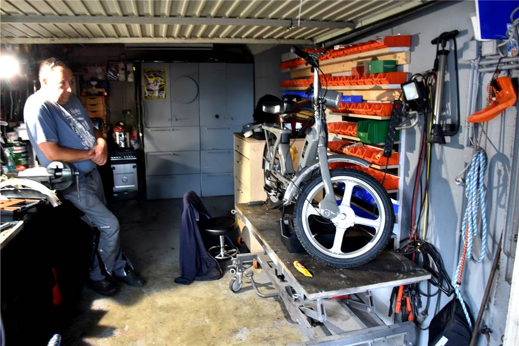 Hier passiert die Magie: Auf der Bühne in seiner Garage hat Mathias Fleischer alle Mofas auseinander genommen und von Grund auf neu aufgebaut. 