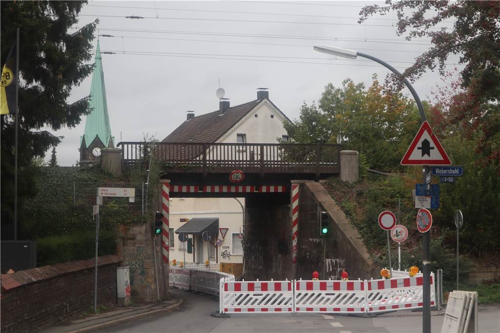 Hier passt im Moment kein Auto durch. Die S-Bahn-Unterführung der Donnerstraße in Asseln ist zu. Dieser Weg eignet sich also auch nicht für die Wickeder aus dem Bereich Steinbrinkstraße als Strecke zum Hellweg.