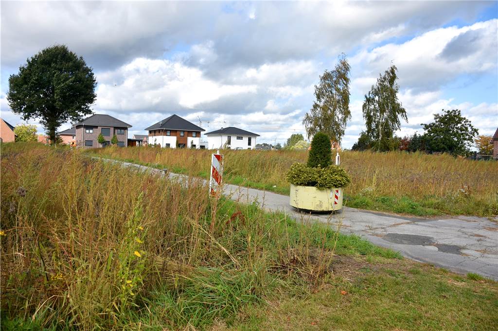 Ortsmitte oder Randlage? Große Diskussion um großen Oedinger Spielplatz Hier, praktisch am Eingang zum Baugebiet Burloer Straße West, sollte nach Vorschlag der Gemeindeverwaltung der große Spielplatz mit Seilbahn, Klettergerüsten und Co. entstehen. Der Bauauschuss entschied: Dort soll ein kleiner Spielplatz geplant werden, der große in die Ortsmitte rücken.
