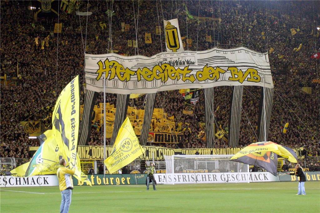 „Hier regiert der BVB“, war die eindeutige Message der Borussia-Fans beim DFB-Pokal-Halbfinale im Jahr 2008. Mit 3:0 setzte man sich gegen den FC Carl Zeiss Jena durch und zog ins Finale ein, wo man dem FC Bayern München unterlag.