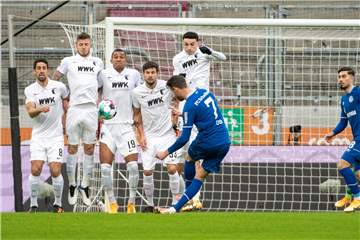 Hier scheitert Mark Uth mit seinem Freistoß. Wenig später musste er verletzt ausgewechselt werden.