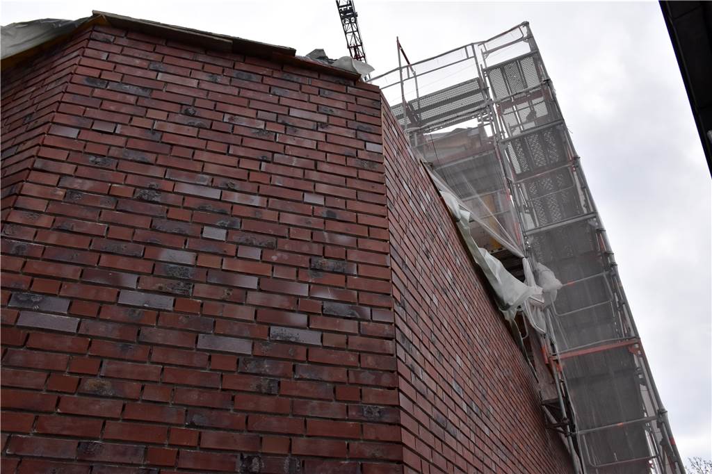 Mit Video: Großbaustelle am Vredener Markt – wann kommt das Extrablatt? Hier schon mal ein nicht von Gerüsten verstellter Blick auf die geklinkerte Fassade.