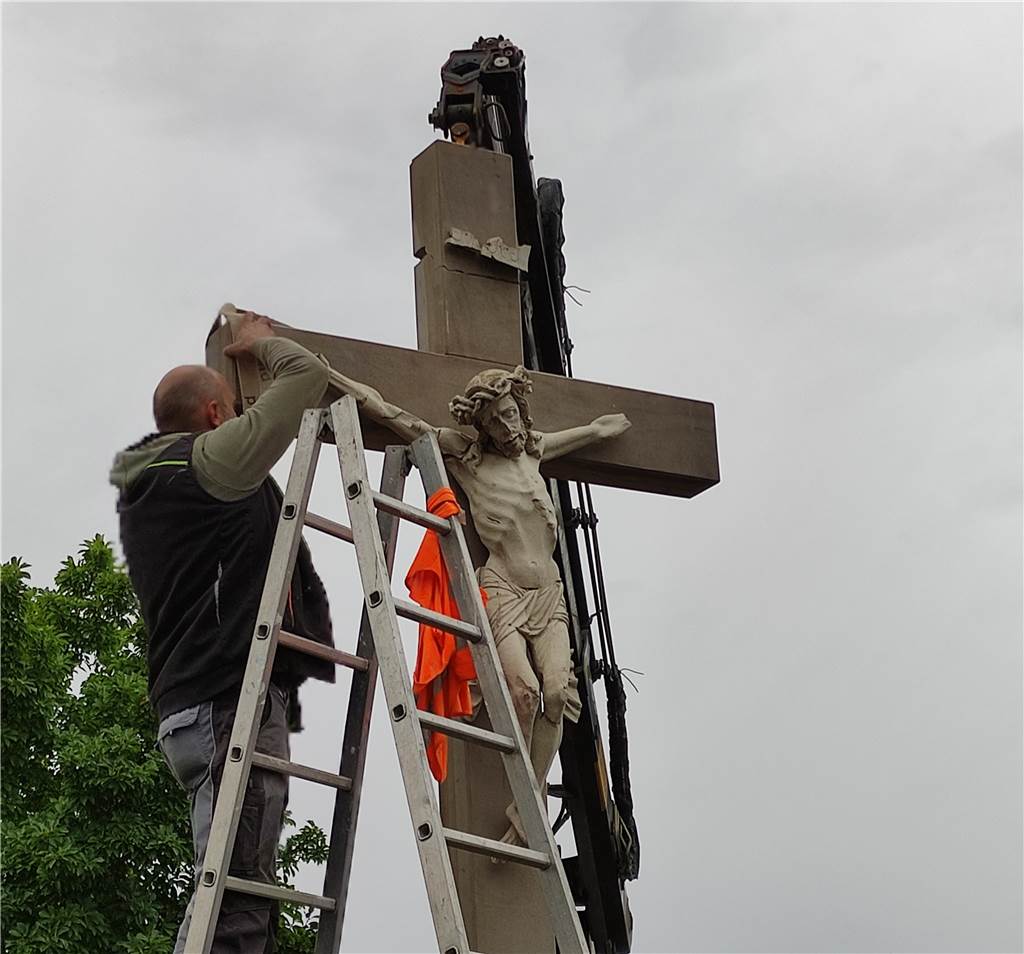 Lanstroper Wegekreuz nach Restaurierung wieder an seinem alten Platz Das Wegekreuz in Lanstrop in näherer Aufnahme.