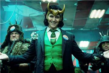 Hier sieht man, warum Loki (Tom Hiddleston, M.) auch als Gott des Schabernacks gilt, immer ein Grinsen um den Mund. Seine spitzbübische Ader kommt in der neuen Disney-Serie gut zum Tragen. 