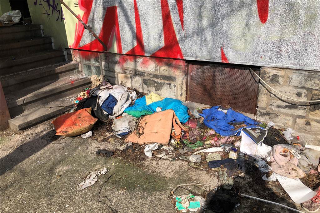 Evinger Erinnerungen: Als Fußbälle ins Wohnzimmer der Gorseks flogen ... Hier sieht's nicht gut aus. Müll, Unrat und Scherben liegen ums Haus verstreut herum