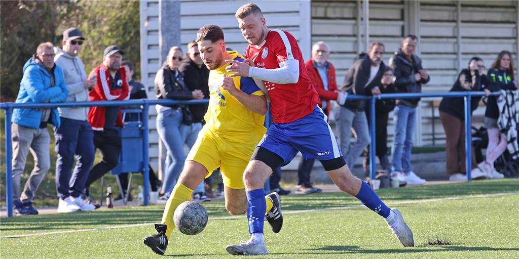 VfB-Neuzugang Marco Führich: „Ich habe richtig Bock, mit Waltrop was zu erreichen“ Hier sind sie noch Gegner im Castrop-Rauxeler Stadtderby zwischen FC Castrop-Rauxel und Spvg Schwerin, in der kommenden Saison spielen sie beide für den VfB Waltrop: Marco Führich (r) und Leon Chasanis.