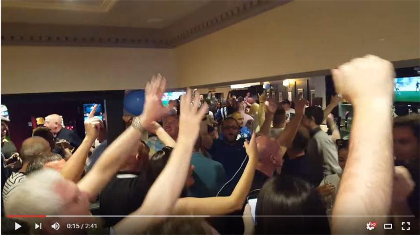 Fan-Song stürmt die Charts in Großbritannien Hier singen Wigan Athletics Fans ausgelassen den Song über Stürmer Will Grigg in einer Kneipe.