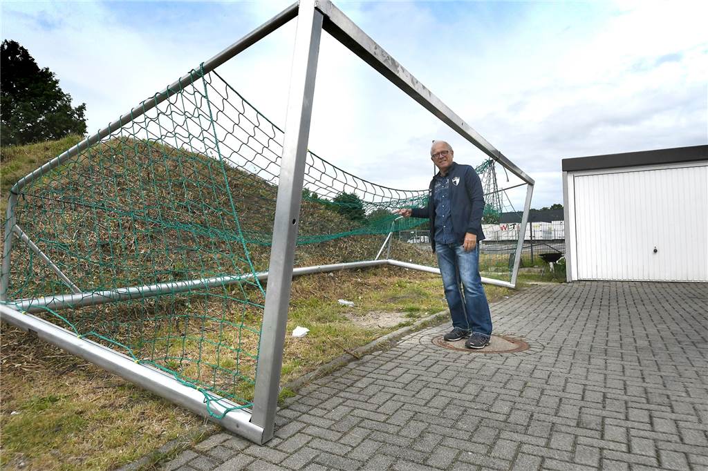 Containerdorf an der Bahnhofstraße: VfR und SG warten auf Genehmigung Hier soll der Container einmal stehen nach den Vorstellungen des VfR Rauxel - der Ort wird präsentiert von Geschäftsführer Uwe Horriar.