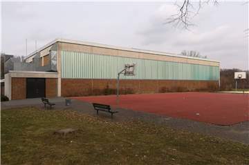 Hier soll die neue Sporthalle entstehen. Das Basketballfeld wird dafür weichen.