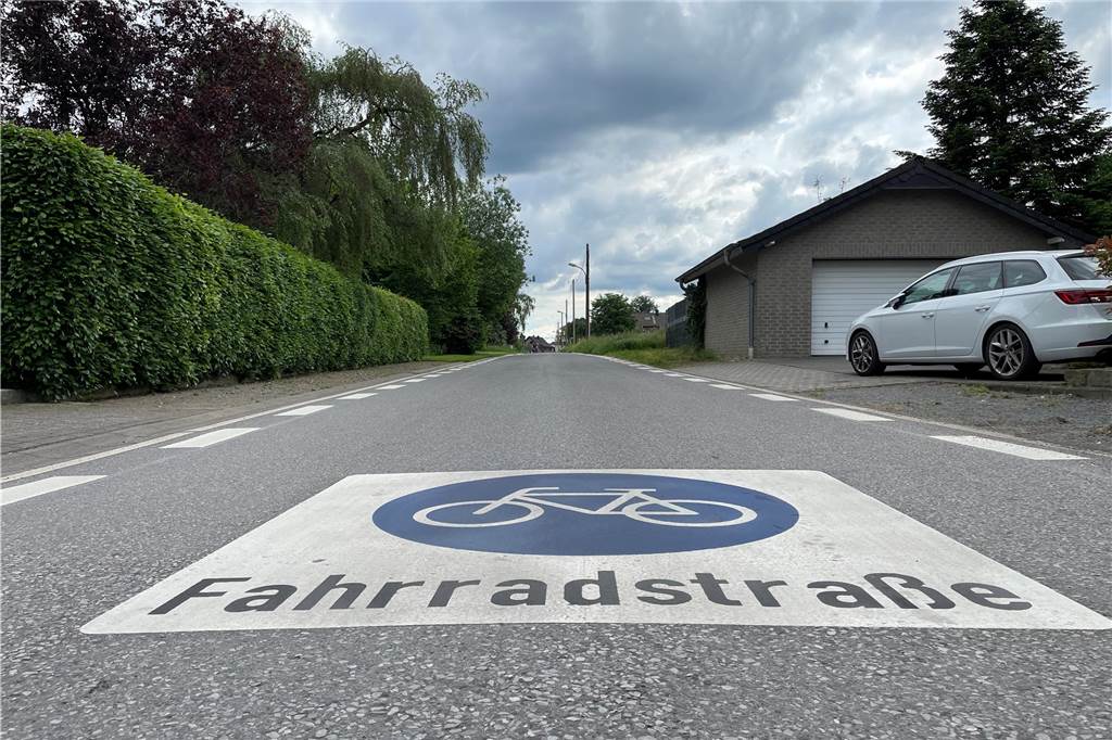 Freude bei den Radlern: Fahrradstraße soll feierlich befahren werden Fahrrad-Schild auf dem Asphalt