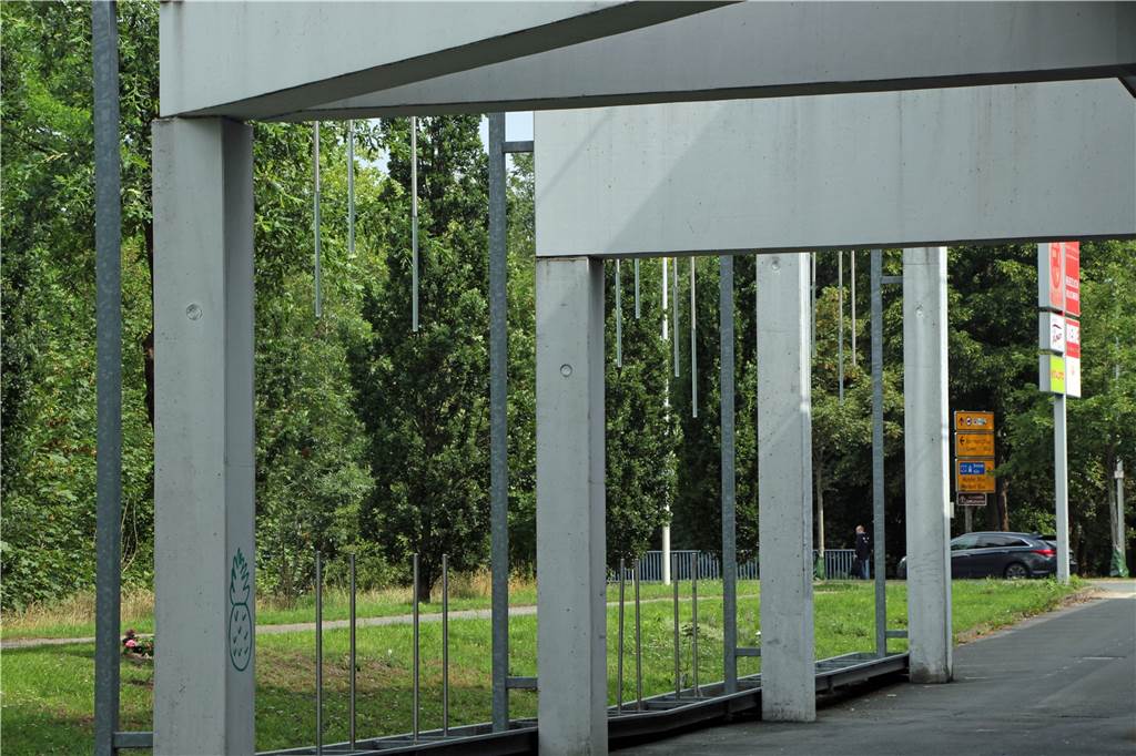 Große Pläne für den Moormannteich - kommen Café und Sitztreppe? Hier sollte eigentlich Wasser fließen und eine Art Vorhang zum Lieferbereich des Horne-Centers bilden. War aber kaum in Betrieb.
