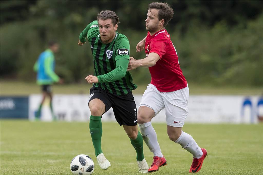 Überraschung: SV Herbern verkündet einen Neuzugang, der bereits beim BVB und Schalke gespielt hat Hier spielt Jonas Grütering (r.) gegen Preußen Münster - das Trikot der Preußen trug er aber auch ein paar Jahre.