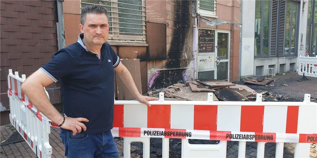 Fadil Faslijas Auto brennt – Grüne in Recklinghausen schalten Staatsschutz ein Ein Mann steht vor einer Polizeiabsperrung in Recklinghausen