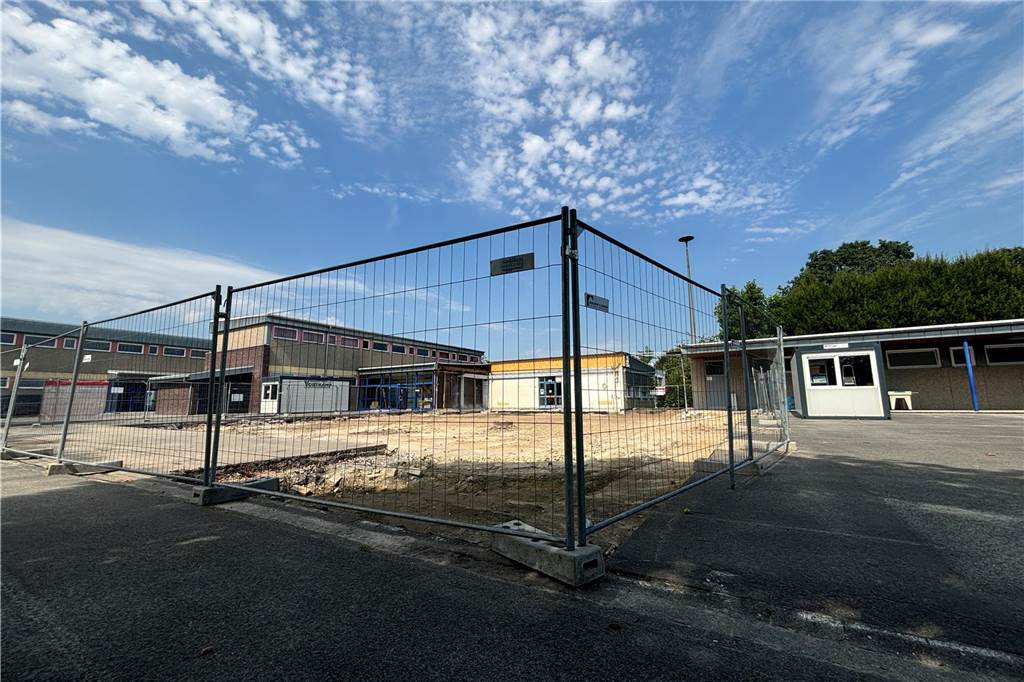 Brigidenschule: Anbau voraussichtlich pünktlich einzugsbereit Eingezäunter Platz auf Schulhof der Brigidenschule