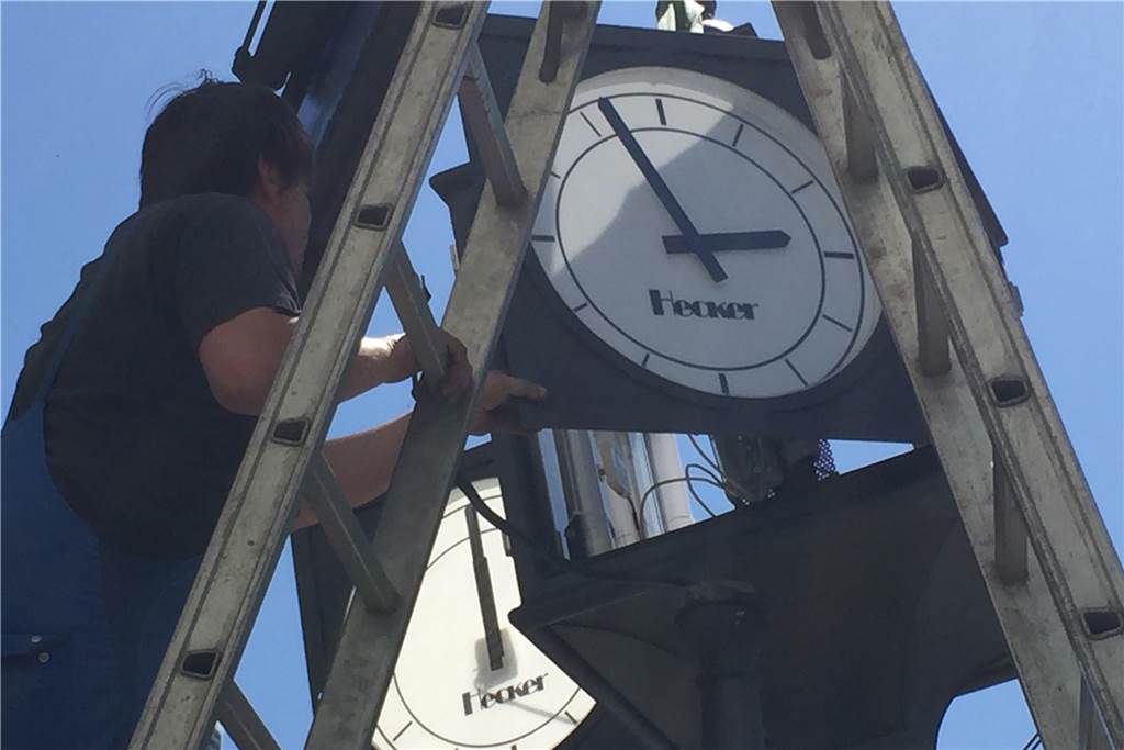 Hecker-Uhr in Hombruch wieder auf der Höhe der Zeit Hier steht noch die Leiter – aber die Uhr war schnell montiert.