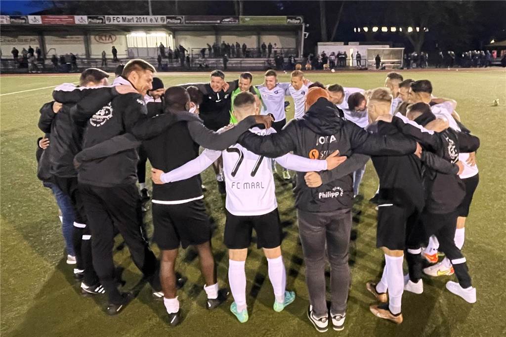 FC Marl gegen BWW Langenbochum: Kreispokal-Finale unter ungewohnten Umständen Die Spieler des FC Marl im Kreis.