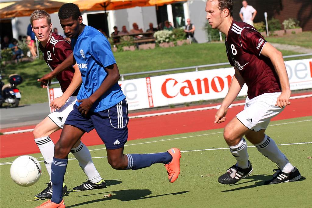 Hier stürmte Amar Anne (M.) für den Hombrucher SV in der Landesliga, jetzt schießt er seine Tore in der Kreisliga A.