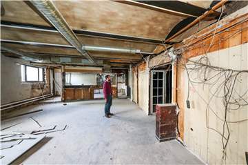 Hier tobte mal das Nachtleben: 50 Jahre gab es in diesen Räumen an der Geschwister-Scholl-Straße Diskos, unter anderem den legendären Keller. Seit 2015 steht die Disko leer - und Besitzer Felix Krämer plant auch nicht mit einem neuen Club. Es ist einer von vielen Dortmunder Disko-Standorten, die verschwunden sind.