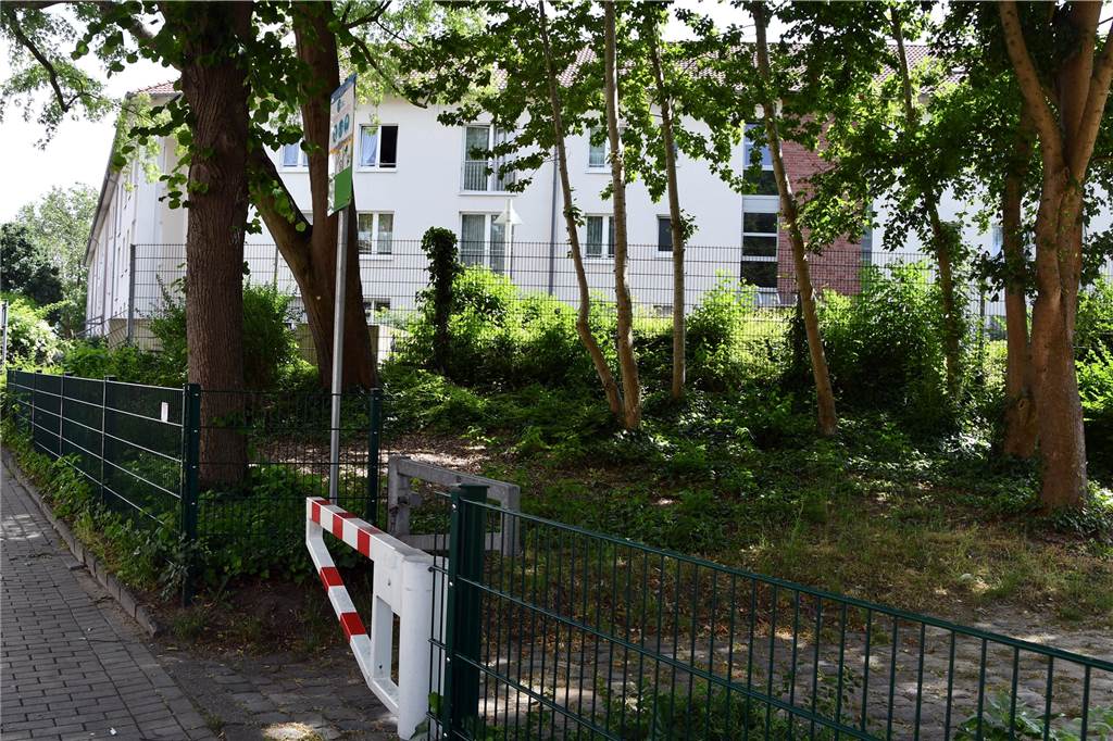 Traurige Bilder: Das ist aus traditionsreichen Fußballplätzen Dortmunds geworden Hier ungefähr an der Stuttgartstraße muss der Punkt gewesen sein, wo die besten Eckballschützen Probleme wegen mangelnden Anlaufplatzes bekamen.